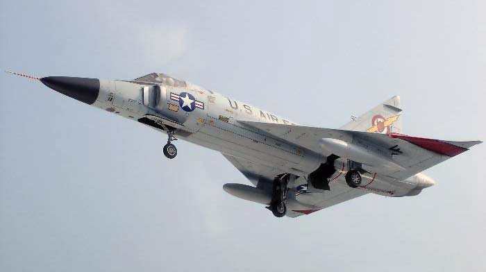 Истребитель-перехватчик F-102 Delta Dagger