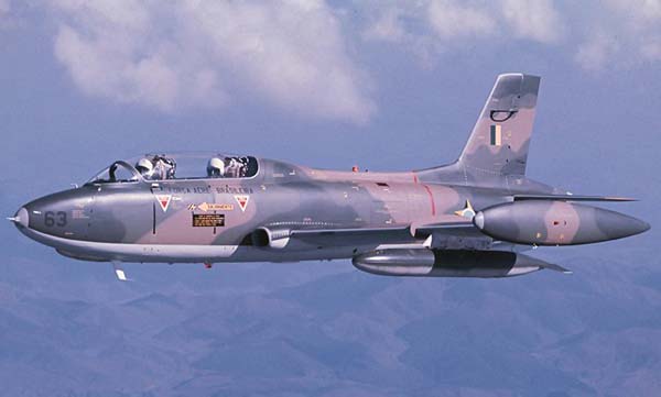 Учебно-боевой самолет Aermacchi MB.326 (Италия)